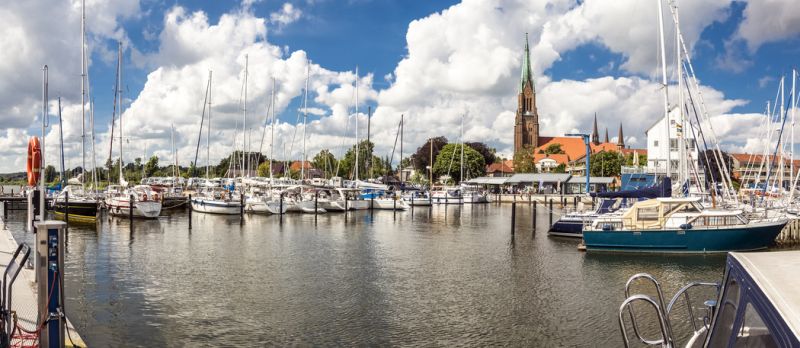 Panorama von der Marina im Hafen von Schleswigund dem Dom im Hintergrund