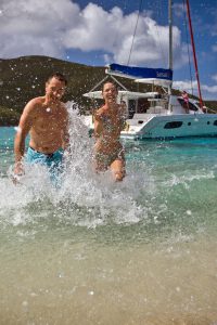 Von einer gecharterten Yacht aus lassen sich auch bekannte Urlaubsdestinationen im Mittelmeer ganz neu entdecken. Foto: djd/Sunsail
